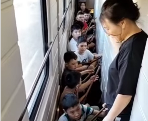 Репетиция юных домбристов в поезде