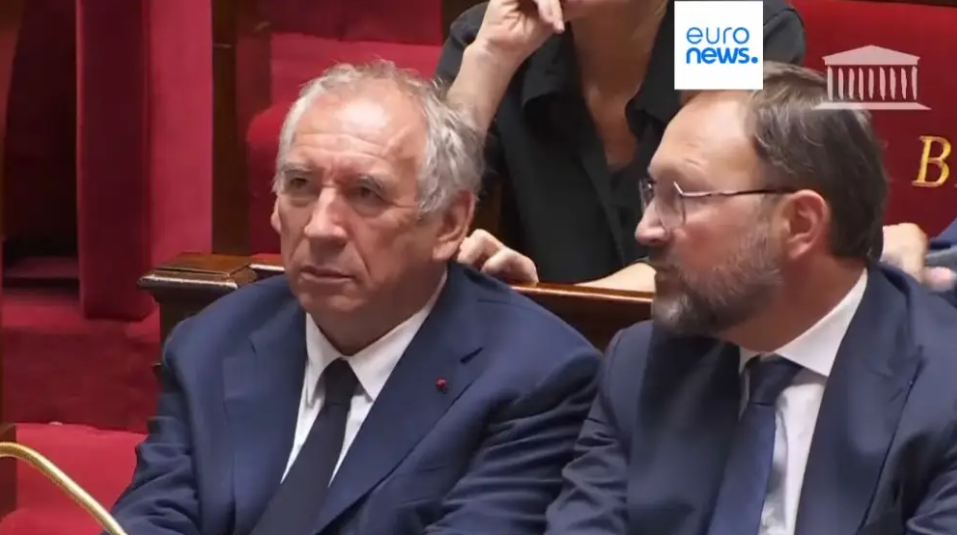 Парламент Франции отправил в отставку премьер-министра