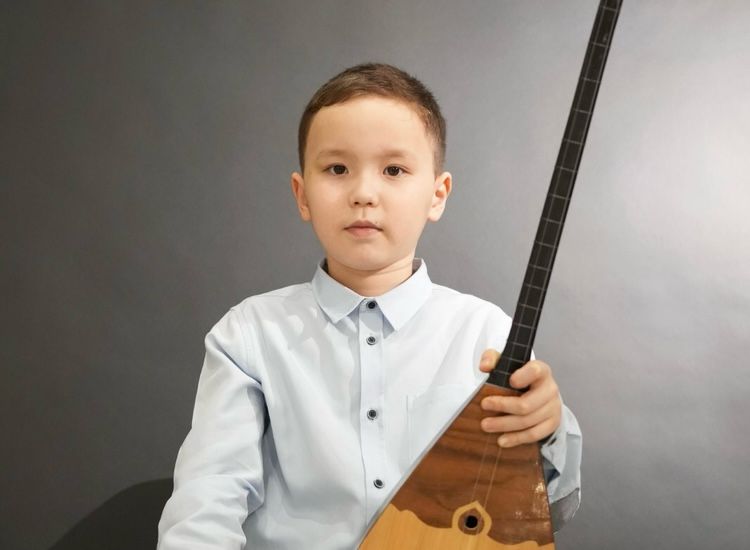Как 12-летний музыкант из Алматы покоряет мир своей музыкой