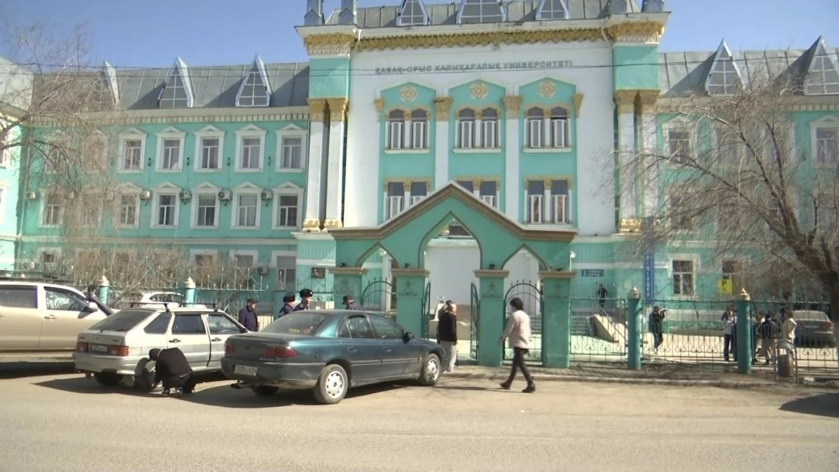 В Актобе 350 студентов отчислили по неизвестным причинам