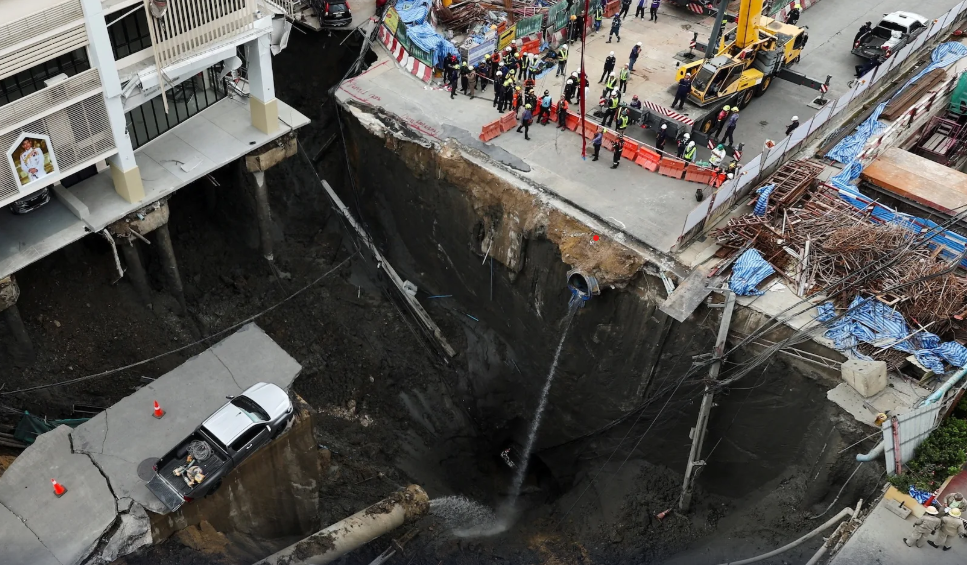 В Бангкоке обрушилась дорога у больницы