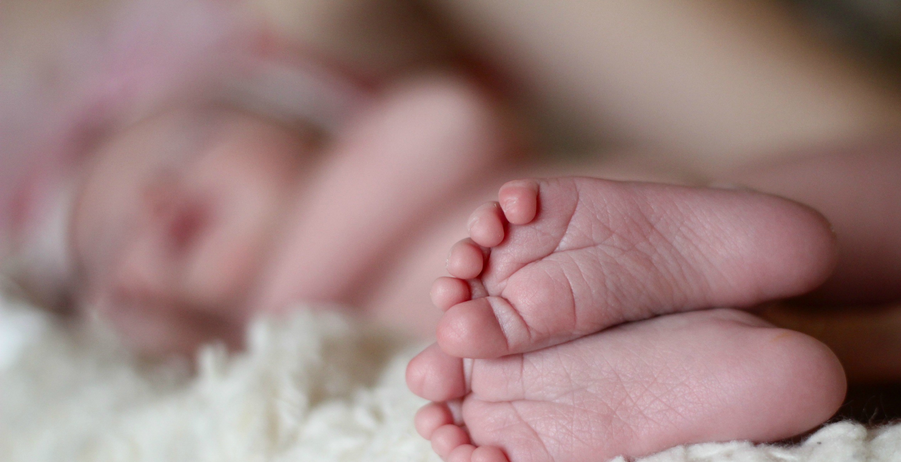 ПОЧЕМУ НЕ РАЗРЕШАЕТСЯ НЕЖЕЛАННОГО РЕБЕНКА ОТДАВАТЬ В БЕЗДЕТНЫЕ СЕМЬИ?