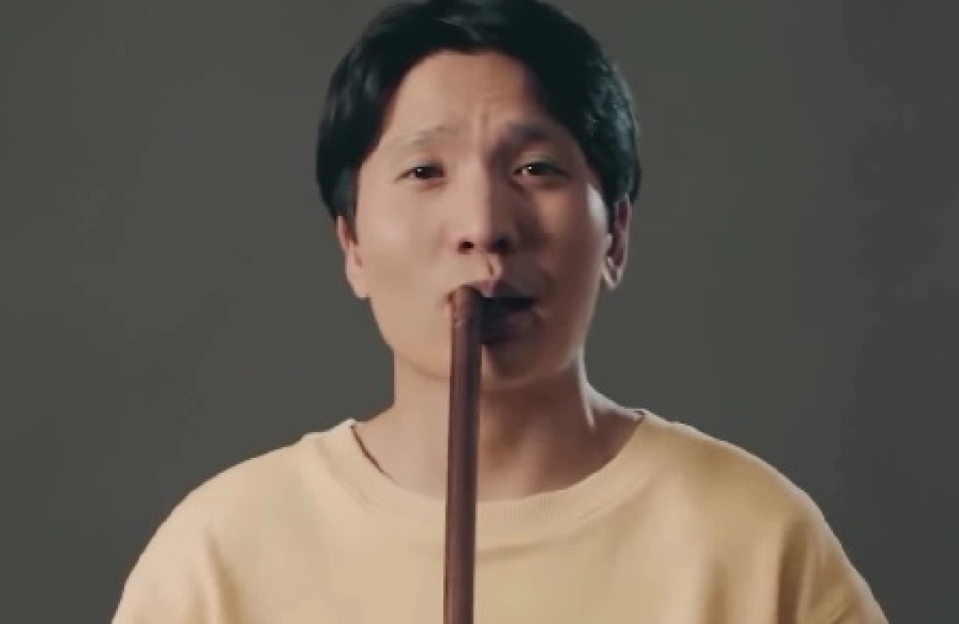 Казахстанский музыкант покорил мир каверами на национальных инструментах