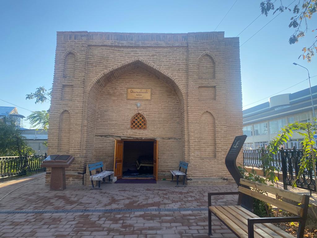 НАРОД САМ ВЫБИРАЕТ, КОГО ПОЧИТАТЬ И ЗА ЧЬЮ ДУШУ МОЛИТЬСЯ