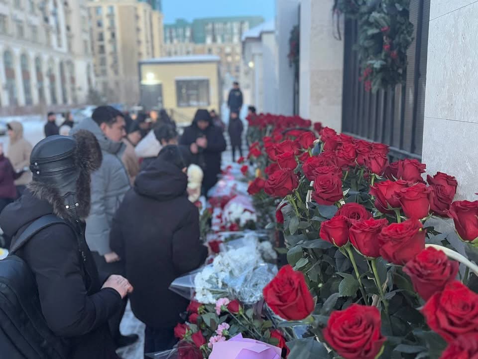 Казахстанцы несут цветы к посольству Азербайджана