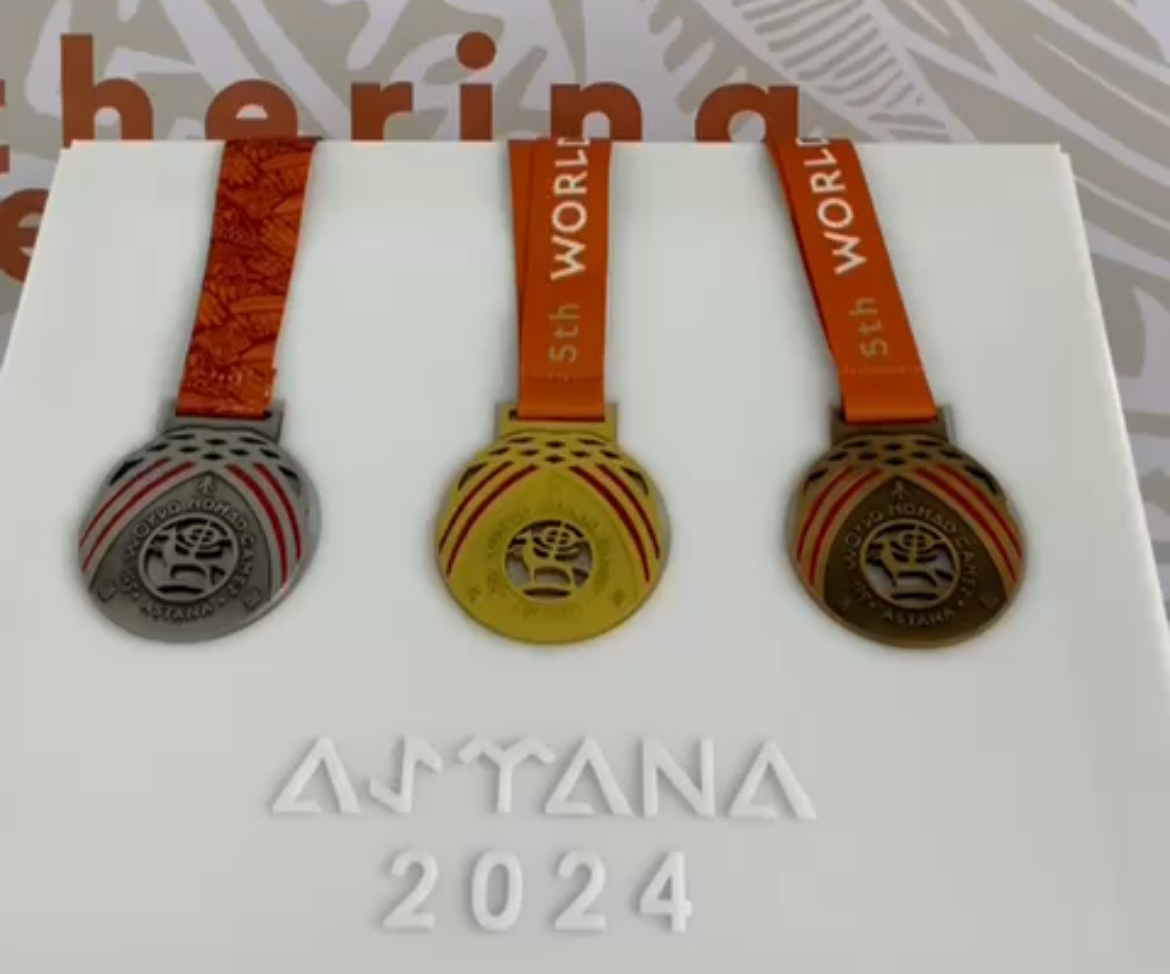 Депутатам презентовали медали к 5-м Всемирным играм кочевников