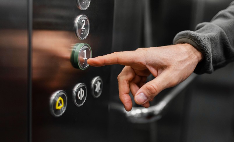 В Минэнерго опровергли причастность своих сотрудников к инциденту в лифте - СМИ