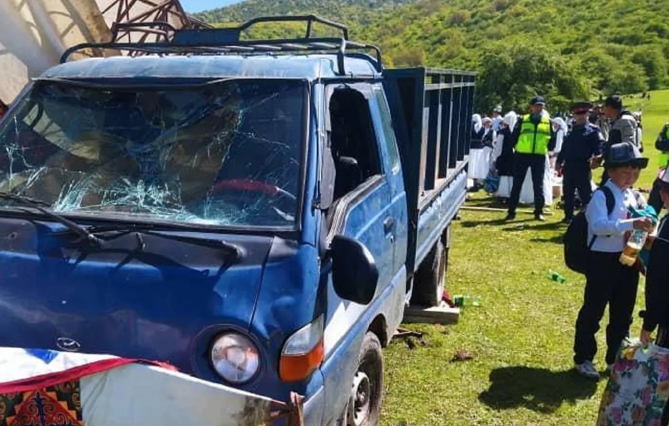 В Кыргызстане фургон с мороженым сбил детей