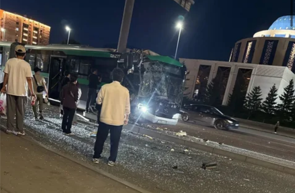Серьёзное ДТП с автобусом в Астане: пострадал ребёнок