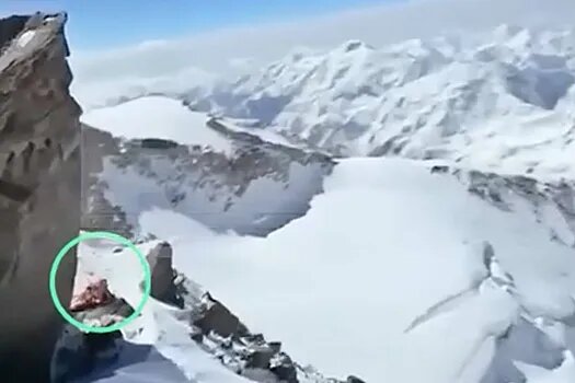 Сын российской альпинистки просит возобновить поиски