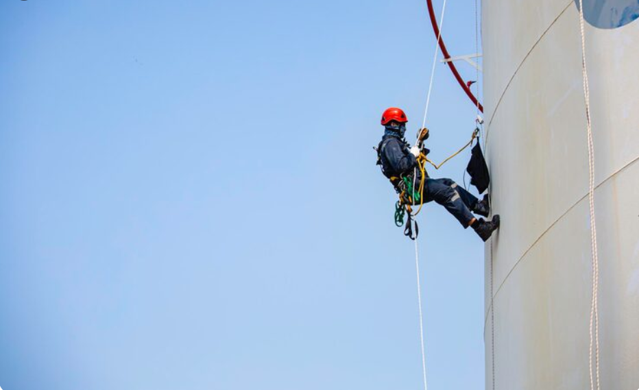 Житель Астаны угрожал промышленному альпинисту