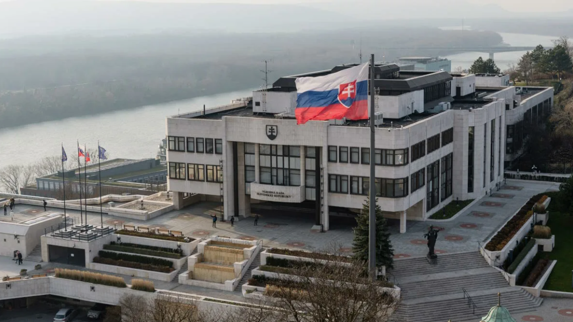 Парламент Словакии узаконил признание только двух полов